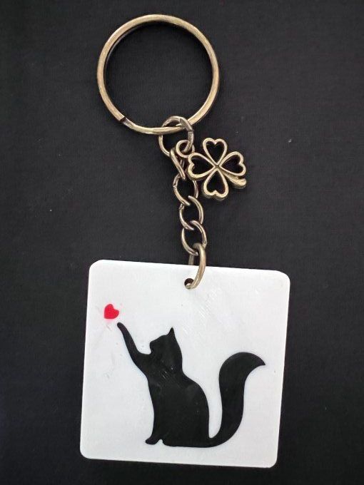 Porte clé chat patte en l'air avec coeur